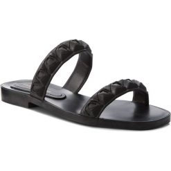 Klapki Stuart Weitzman Rosita XL17448. Czarne klapki damskie Stuart Weitzman, bez wzorów, bez obcasa. W wyprzedaży za 579,00 zł.