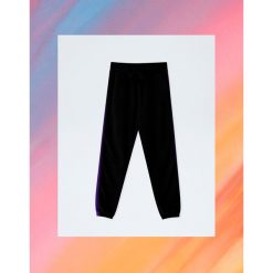 Spodnie jogger Pull&Bear by Rosalía. Zielone spodnie damskie marki Pull&Bear, z dzianiny. Za 79,90 zł.
