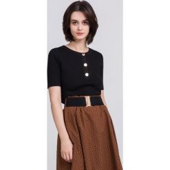 Sweter z ozdobnymi guzikami. Czarne swetry damskie Monnari, xl, bez wzorów, z wiskozy, z krótkim rękawem, krótkie, bez kaptura. W wyprzedaży za 63,60 zł.