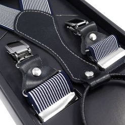 Szelki męskie w biało-granatowe paski SZ27 XXL10. Białe paski męskie w paski, z gumy, eleganckie. Za 43,20 zł.