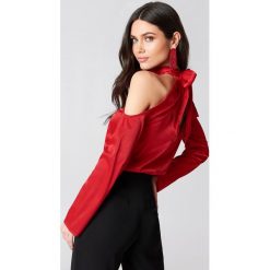 Bluzki damskie: Hannalicious x NA-KD Bluzka z wycięciami na ramionach – Red