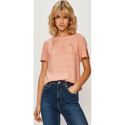 Lacoste - T-shirt. Różowe bluzki damskie Lacoste, bez wzorów, z elastanu, casualowe, z okrągłym kołnierzem, z krótkim rękawem. W wyprzedaży za 199,90 zł.