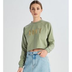 Krótka bluza z haftowanym napisem - Zielony. Zielone bluzy damskie marki Sinsay, s, z haftami, z krótkim rękawem, krótkie, bez kaptura. Za 49,99 zł.