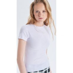 Bluzka z haftem - Biały. Białe bluzki damskie marki Cropp, s, z haftami, bez kołnierzyka, bez rękawów. Za 39,99 zł.