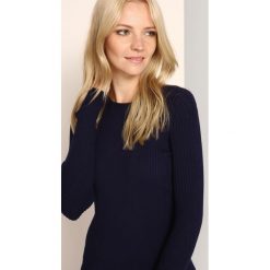 Sweter długi rękaw damski klasyczny, obcisły. Niebieskie swetry damskie Top Secret, na zimę, bez wzorów, z dzianiny, klasyczne, z długim rękawem, długie, bez kaptura. W wyprzedaży za 29,99 zł.
