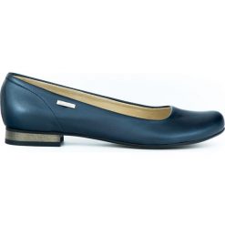 Metaliczne baleriny na obcasie - skóra naturalna - model 008 - kolor granat metalik. Szare baleriny damskie Zapato, bez wzorów, ze skóry, eleganckie, na niskim obcasie, na obcasie. W wyprzedaży za 173,40 zł.