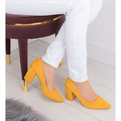 Czółenka damskie Ideal Shoes D-1232 Żółte. Żółte czółenka damskie Ideal Shoes, bez wzorów, z tworzywa sztucznego, bez obcasa, na obcasie. Za 79,00 zł.