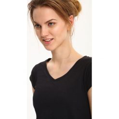 T-shirt krótki rękaw damski gładki. Czarne t-shirty damskie z bawełny, klasyczne. W wyprzedaży za 9,99 zł.