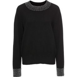 Sweter dzianinowy z perełkami bonprix czarny. Czarne swetry klasyczne damskie marki bonprix, z dzianiny, z okrągłym kołnierzem. Za 109,99 zł.