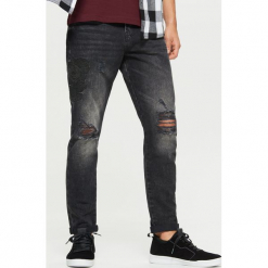 Jeansy COMFORT - Czarny. Czarne jeansy męskie regular Cropp. W wyprzedaży za 59,99 zł.