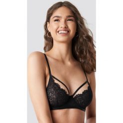 NA-KD Lingerie Koronkowy biustonosz z paseczkami - Black. Czarne biustonosze bardotka NA-KD Lingerie, z haftami, z koronki. Za 80,95 zł.