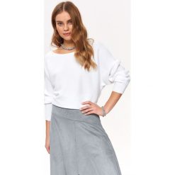 Sweter długi rękaw damski luźny. Białe swetry damskie Top Secret, bez wzorów, z dzianiny, z długim rękawem, długie, bez kaptura. W wyprzedaży za 59,99 zł.