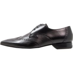 Jeffery West ESCOBAR WINGCAP DERBY Oksfordki black. Czarne buty wizytowe męskie marki Jeffery West, bez wzorów, ze skóry, eleganckie, na sznurówki. W wyprzedaży za 402,35 zł.