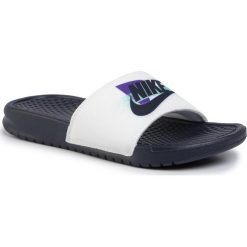Klapki NIKE - CJ6184 100 White/Obsidian Hyper Grape. Białe klapki damskie Nike, bez wzorów, z tworzywa sztucznego, bez obcasa. Za 129,00 zł.