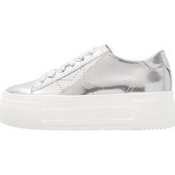 Kennel + Schmenger TOP Sneakersy niskie silver/weiß. Szare trampki i tenisówki damskie marki Kennel + Schmenger, bez wzorów, ze skóry, bez zapięcia. W wyprzedaży za 766,35 zł.