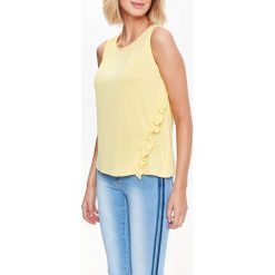Bluzka bez rękawów z falbanką. Żółte bluzki damskie Top Secret, bez wzorów, eleganckie, z okrągłym kołnierzem, bez rękawów. W wyprzedaży za 24,99 zł.