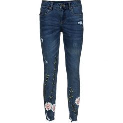 Dżinsy z haftem bonprix niebieski "stone”. Niebieskie jeansy damskie bonprix. Za 109,99 zł.