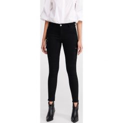 Jeansy slim z kieszeniami - Czarny. Czarne jeansy damskie Reserved. Za 139,99 zł.