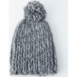 Czapka z grubej dzianiny z pomponem. Szare czapki damskie Pull&Bear, z dzianiny. Za 49,90 zł.