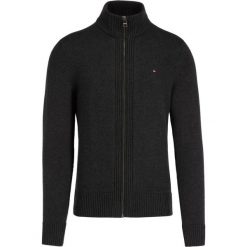 Sweter TOMMY HILFIGER Chunky MW0MW11663. Niebieskie swetry męskie TOMMY HILFIGER, xl, bez wzorów, z elastanu, klasyczne, z klasycznym kołnierzykiem, bez kaptura. W wyprzedaży za 379,00 zł.