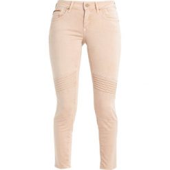 Mavi AURA Jeans Skinny Fit rose sweat twill. Różowe rurki damskie marki Mavi, z elastanu. W wyprzedaży za 278,10 zł.