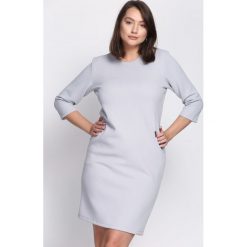 Jasnoszara Sukienka As Time Goes By. Szare bez kategorii marki Born2be, z okrągłym kołnierzem, midi. Za 34,99 zł.
