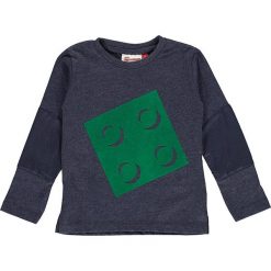 Koszulka "Tyler 602" w kolorze niebieskoszarym. Niebieskie t-shirty chłopięce z długim rękawem LEGO Wear, z aplikacjami. W wyprzedaży za 49,95 zł.