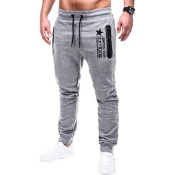 SPODNIE MĘSKIE DRESOWE P420 - SZARE. Szare spodnie dresowe męskie Ombre Clothing, z nadrukiem, z bawełny. Za 49,00 zł.