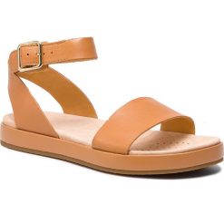 Sandały CLARKS - Botanic Ivy 261419494 Light Tan Leather. Pomarańczowe klapki damskie Clarks, bez wzorów, ze skóry, bez obcasa. W wyprzedaży za 319,00 zł.