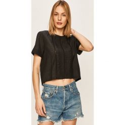 Tommy Jeans - Bluzka. Białe bluzki damskie Tommy Jeans, na co dzień, s, bez wzorów, z bawełny, z okrągłym kołnierzem, z krótkim rękawem. W wyprzedaży za 249,90 zł.