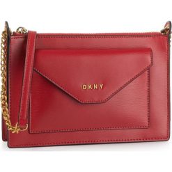 Torebka DKNY - Alexa Tz Cbody Sutto R93E3D59 Bright Red 8RD. Czerwone listonoszki damskie DKNY, bez wzorów, ze skóry, bez dodatków. Za 849,00 zł.