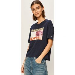 Tommy Jeans - T-shirt. Niebieskie bluzki damskie Tommy Jeans, s, z nadrukiem, z bawełny, casualowe, z okrągłym kołnierzem, z krótkim rękawem. Za 229,90 zł.