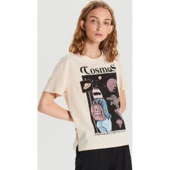 Koszulka We are creators - Kremowy. Białe koszulki damskie Cropp, xs, bez wzorów, bez kołnierzyka, bez rękawów. W wyprzedaży za 29,99 zł.