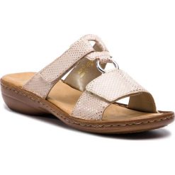 Klapki RIEKER - 608P9-62 Beige. Brązowe klapki damskie marki Rieker, bez wzorów, ze skóry ekologicznej, bez obcasa. Za 199,00 zł.