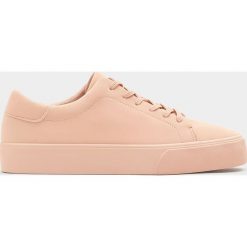 Jednobarwne różowe tenisówki. Czerwone tenisówki damskie Pull&Bear. Za 69,90 zł.