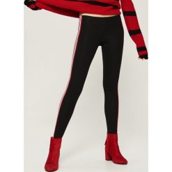 Legginsy z lampasami - Czerwony. Czerwone legginsy marki Sinsay, m. Za 29,99 zł.
