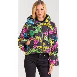 KURTKA VERSACE JEANS COUTURE. Czarne kurtki damskie Versace Jeans Couture, z aplikacjami, z jeansu, bez kaptura. Za 1418,45 zł.