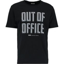 Wood Wood OUT OF OFFICE Tshirt z nadrukiem black. Czarne koszulki polo męskie marki Wood Wood, m, z nadrukiem, z bawełny. Za 229,00 zł.