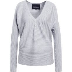 Swetry klasyczne damskie: DESIGNERS REMIX RIBLY OPEN SHOULDER Sweter light grey