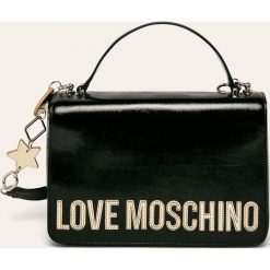 Love Moschino - Torebka. Czarne listonoszki damskie Love Moschino, w paski, ze skóry, na ramię, z aplikacjami. W wyprzedaży za 599,90 zł.