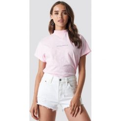 NA-KD Trend Top z krótkim rękawem Nothing Personal - Pink. Różowe topy damskie marki NA-KD Trend, z nadrukiem, z jersey, bez kołnierzyka. W wyprzedaży za 32,38 zł.