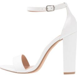 Steve Madden CARRSON Sandały na obcasie white. Białe rzymianki damskie Steve Madden, z materiału, na obcasie. Za 419,00 zł.