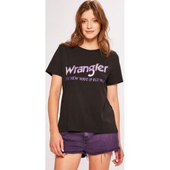 Wrangler - Top. Czarne topy damskie marki Wrangler, s, z nadrukiem, z bawełny, z okrągłym kołnierzem. W wyprzedaży za 49,90 zł.
