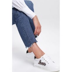 Biało-Różowe Sneakersy Evening Runner. Białe sneakersy damskie Renee. Za 49,99 zł.
