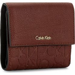 Portfele damskie: Mały Portfel Damski CALVIN KLEIN BLACK LABEL – Mish4 Medium Trifold K60K602223 227