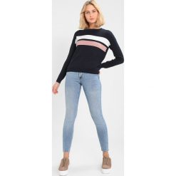 Swetry klasyczne damskie: Noisy May NMPALMA Sweter night sky/white woodrose