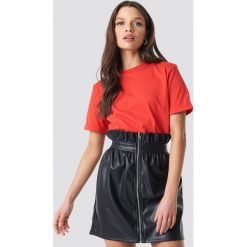 Linn Ahlborg x NA-KD Basic Roundneck T-shirt - Red. Czerwone t-shirty damskie marki Linn Ahlborg x NA-KD, z aplikacjami, z okrągłym kołnierzem. Za 80,95 zł.