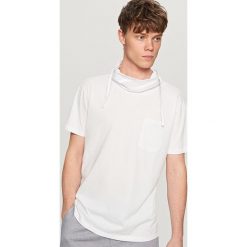 T-shirty męskie: T-shirt z kominem – Kremowy