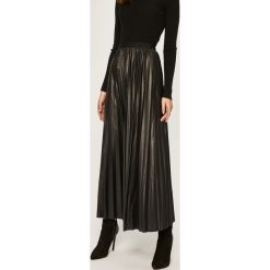 Answear - Spódnica. Czarne spódniczki damskie ANSWEAR, na co dzień, s, bez wzorów, z poliesteru, casualowe, midi, rozkloszowane. Za 149,90 zł.