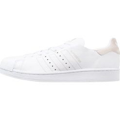 Adidas Originals SUPERSTAR DECON Tenisówki i Trampki white/chalk white. Białe tenisówki damskie marki adidas Originals, z materiału. W wyprzedaży za 359,20 zł.